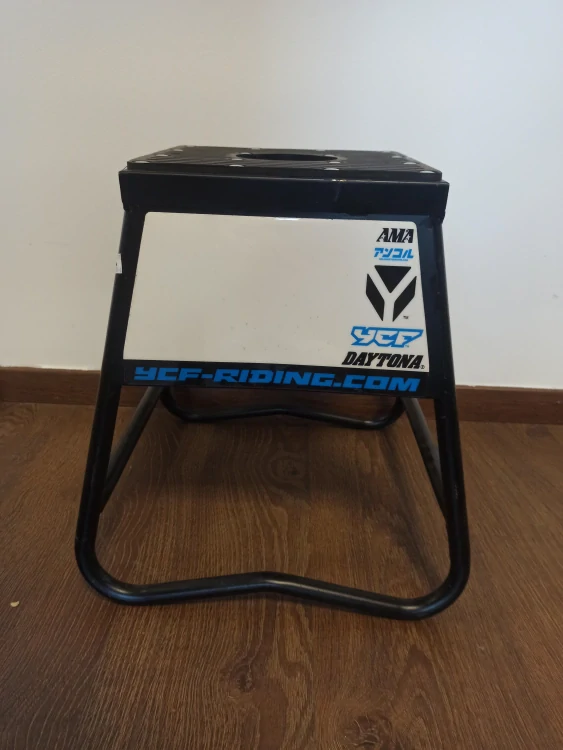Stojan pod moto YCF
