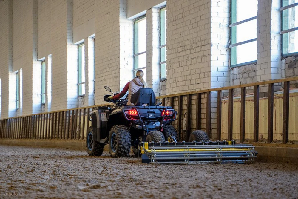 STROJ NA ÚPRAVU JEZDECKÝCH PLOCH